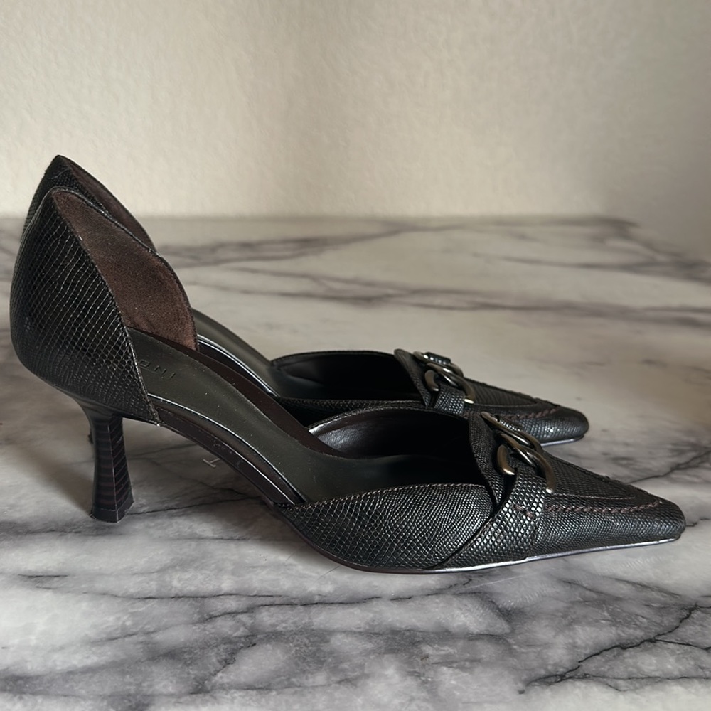 Fioni pointed toe heels. EXCELLENT CONDITION.. this shoe is brown.. size 7 1/2